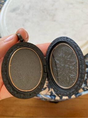 Antique Victorian Gutta Percha/Vulcanite Large Locket w/Ornate Interior & Glass